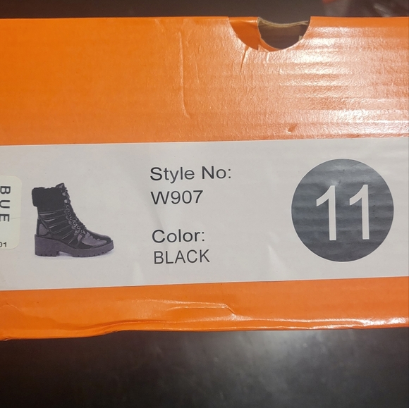 Women's size 11 black platinum leather boots with faux fur at the top by ROUGE - Picture 6 of 6